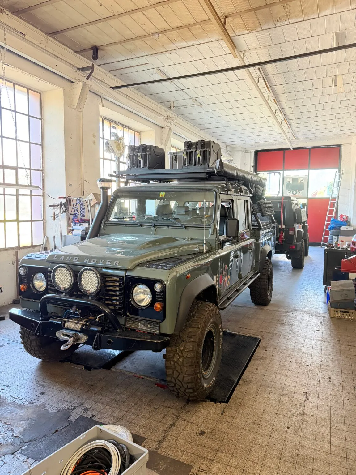 Land Rover dans l’atelier GNS Garage à Monthey